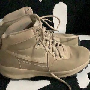 Nike manoadome tan high tops. Size8